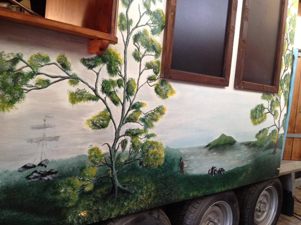 Handgemalte Landschaftsbemalung auf einem Marktwagen
