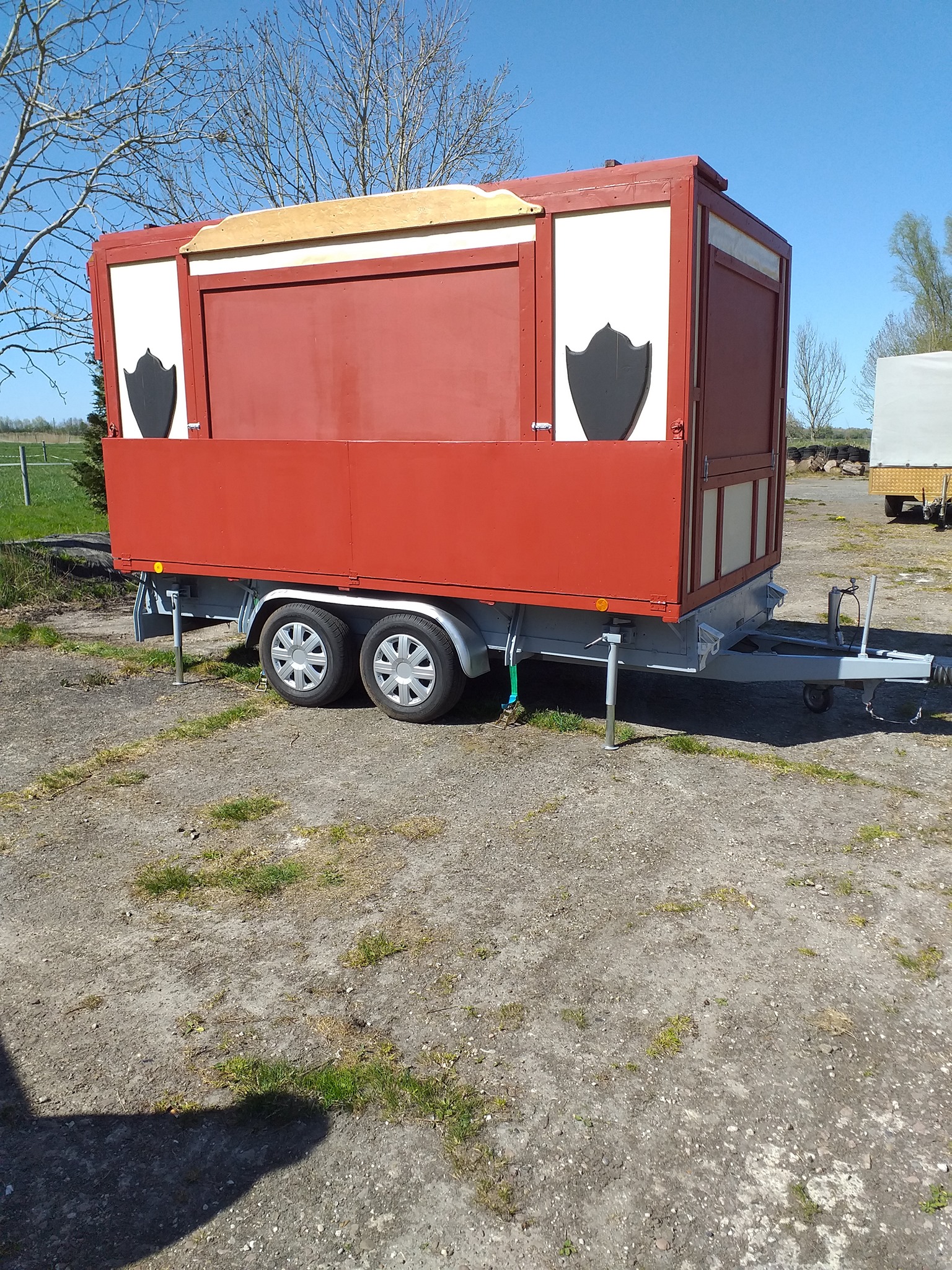 Neuer rot-weißer Marktwagen auf dem Anhänger