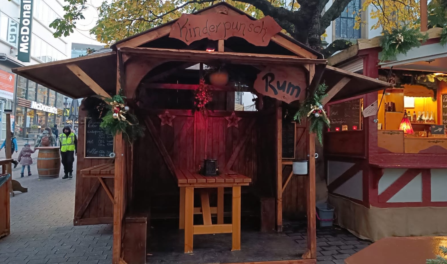 Geschützte Sitzplätze auf dem Weihnachtsmarkt – selbst gebaut