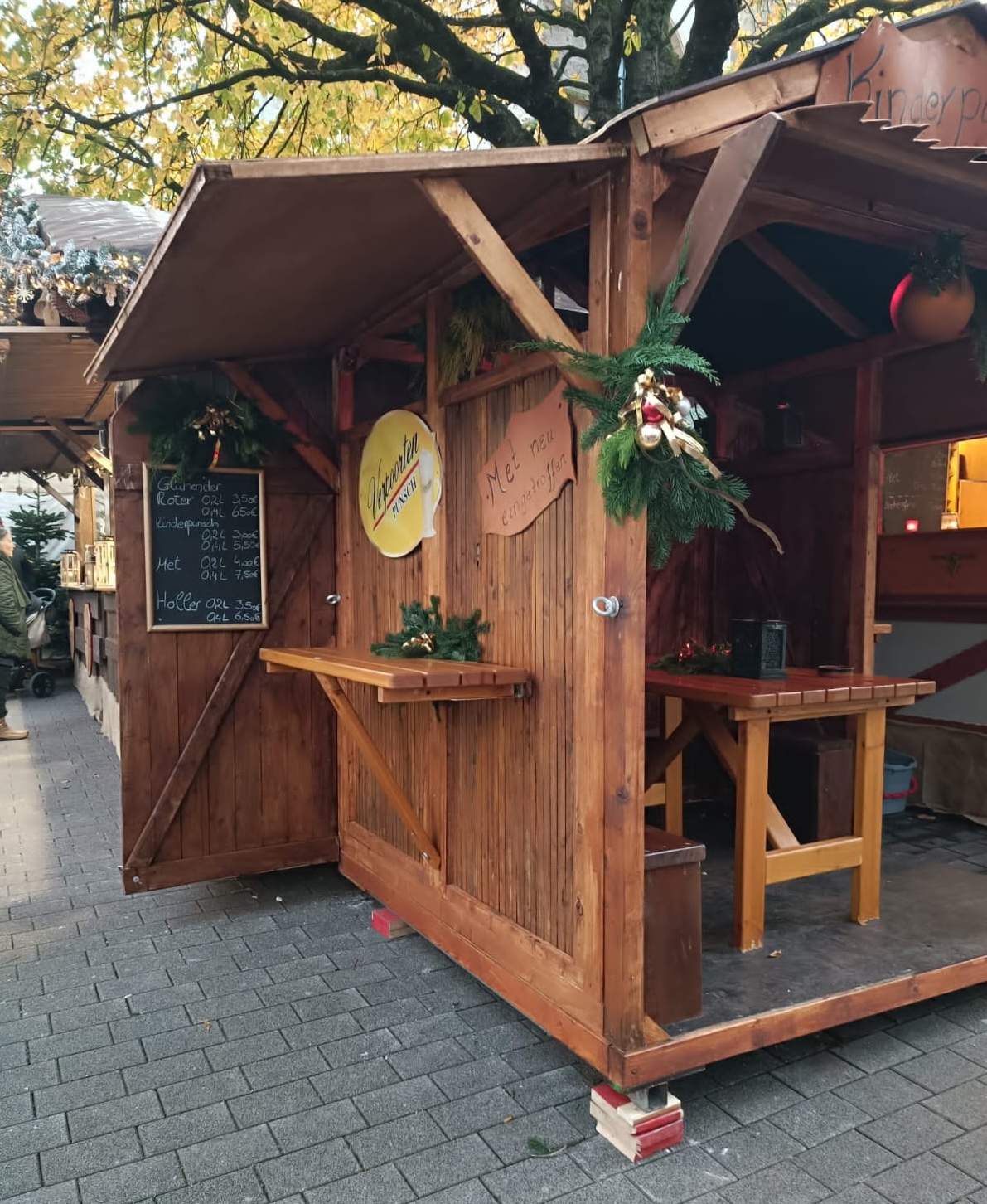 Holzstand der Taverne – unser Glühweinstand auf dem Weihnachtsmarkt