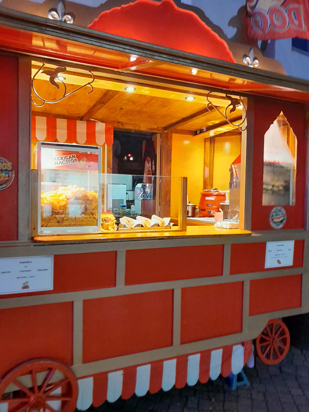 Beleuchteter Gastrowagen im Abendlicht