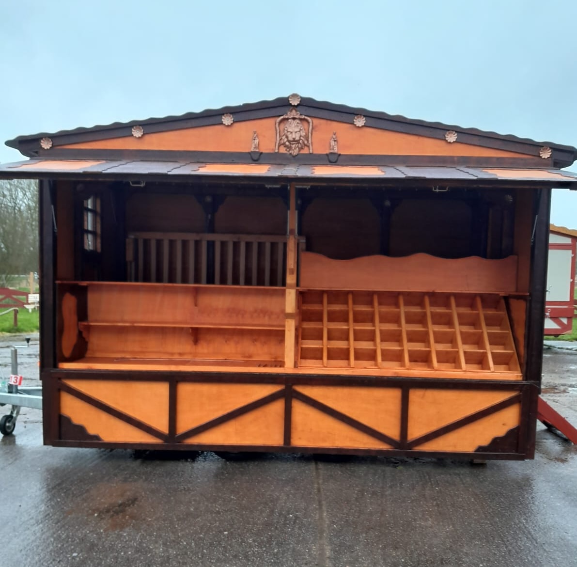 Holzbude mit offener Theke