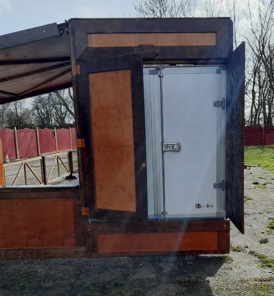 Marktbude mit Kühlraum