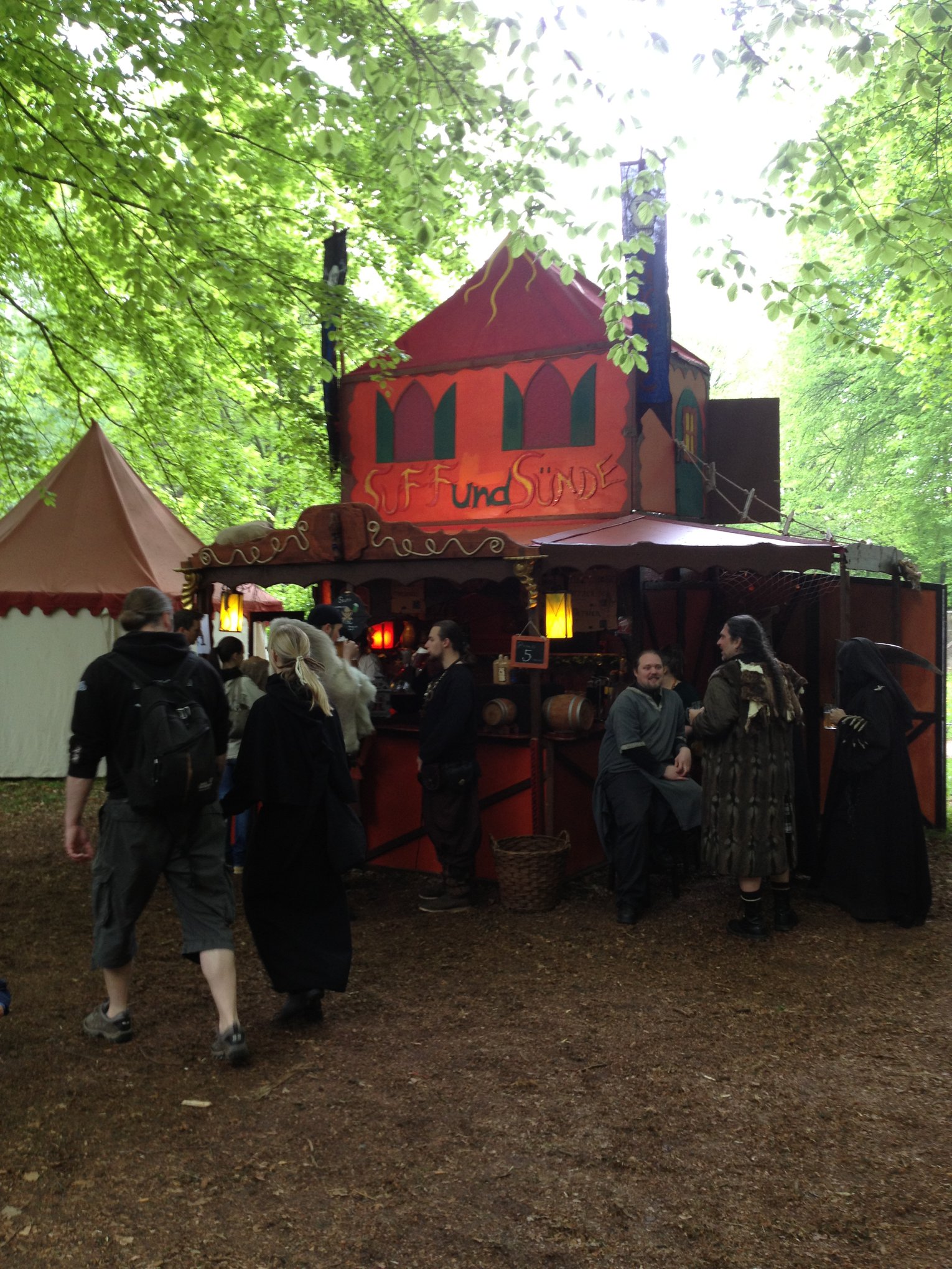Besucher vor der Suff-und-Sünde-Taverne auf dem Mittelaltermarkt